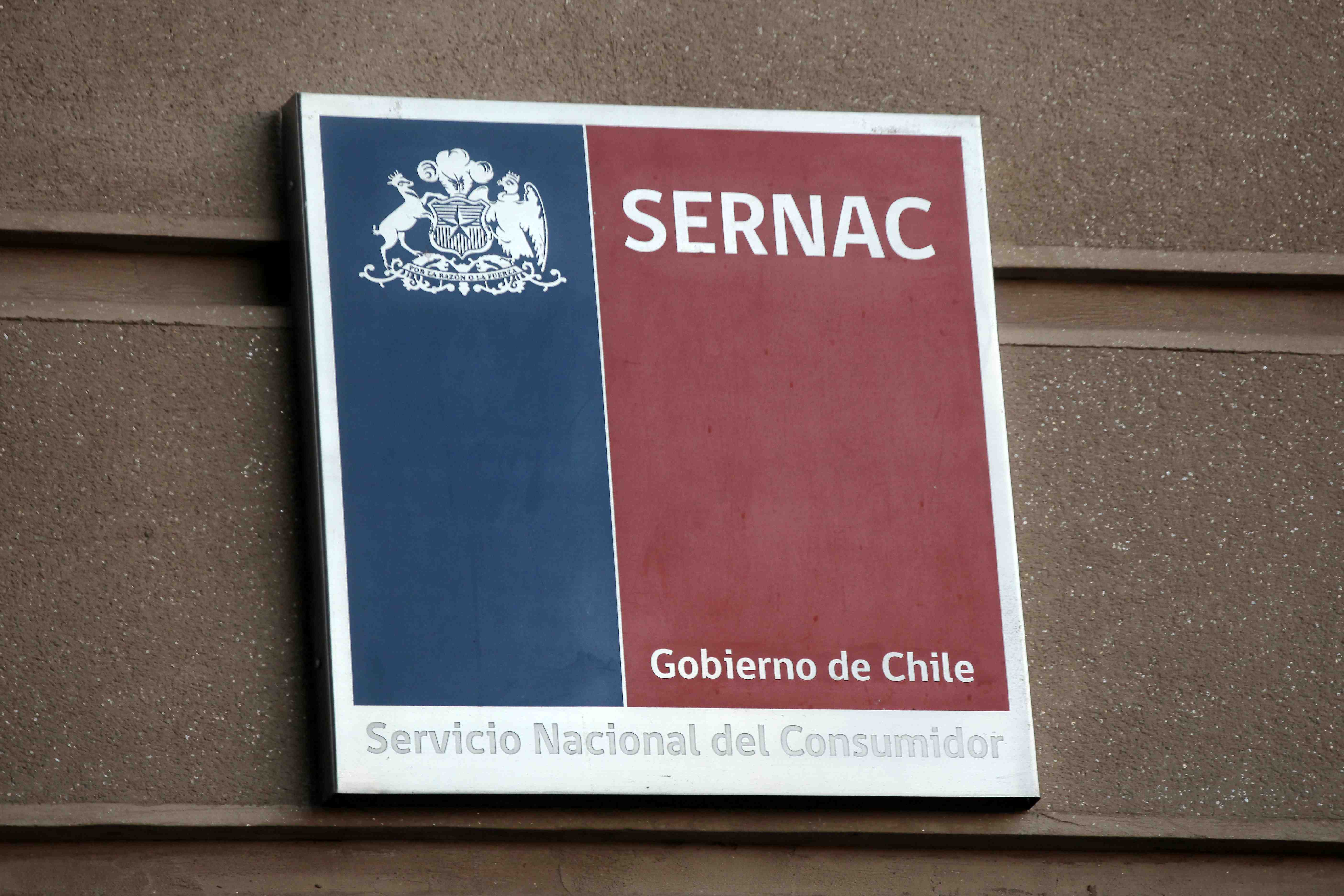 Sernac demanda a firma financiera por más de 172 mil "cobros ilegales" en créditos automotrices