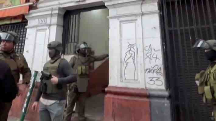 Desalojan el "edificio del crimen" de Santiago: Inmueble ha sido foco de diligencias por homicidios