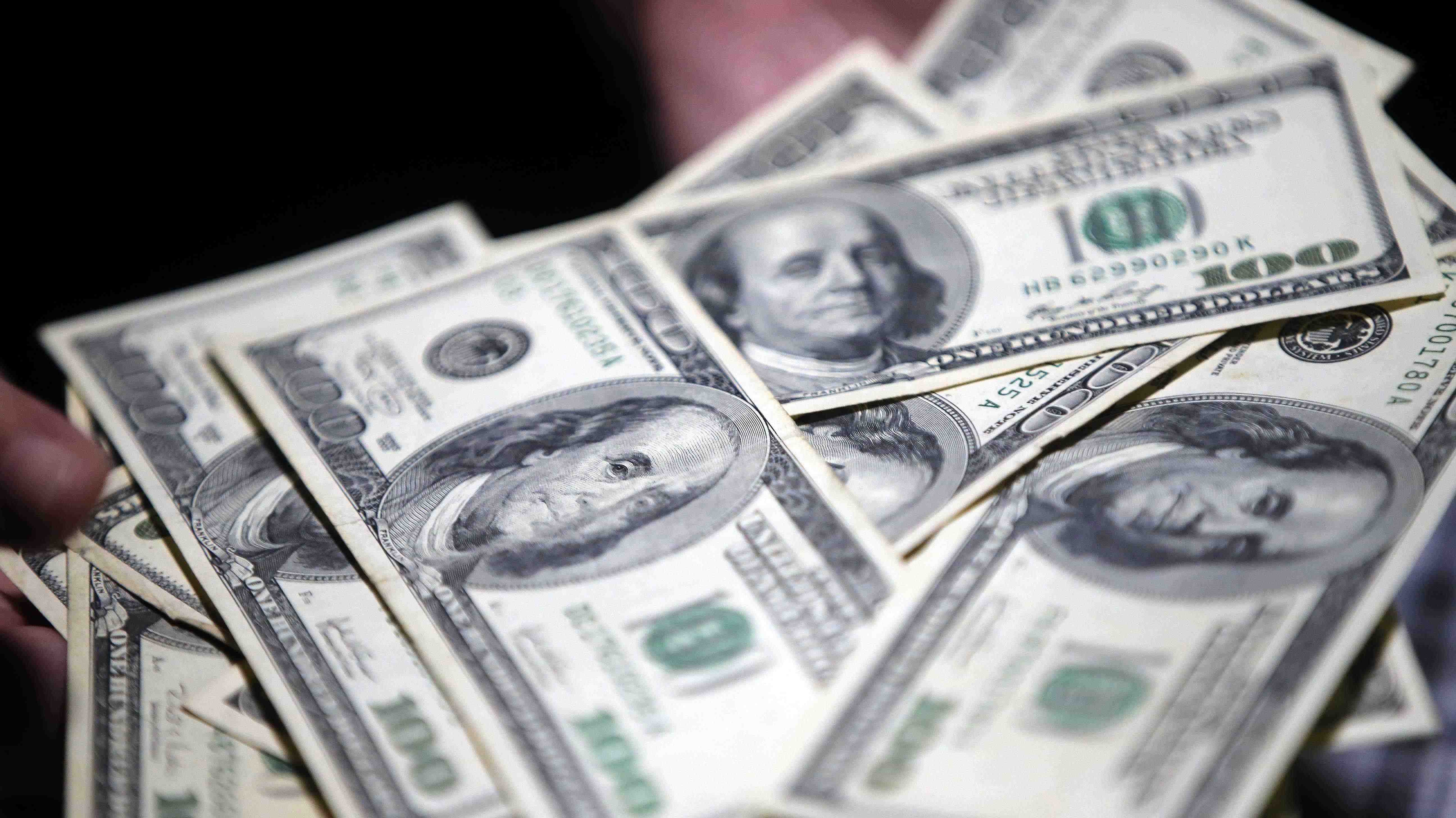 Cierre del dólar: Retrocede casi $10 a la espera de la decisión de tasa de interés en EE.UU.