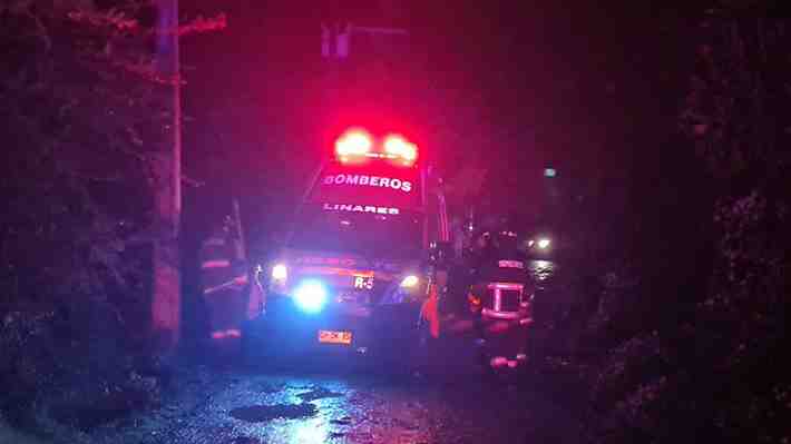Primer fallecido por las lluvias: Hombre fue aplastado por un poste del alumbrado público en Linares
