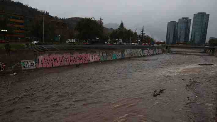 Evacuan tres asentamientos de la provincia de Talagante ante crecida del río Mapocho