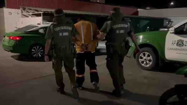 Hasta con golpes de puño: Dos carabineras resultan lesionadas tras ser agredidas por vendedores ambulantes en Providencia