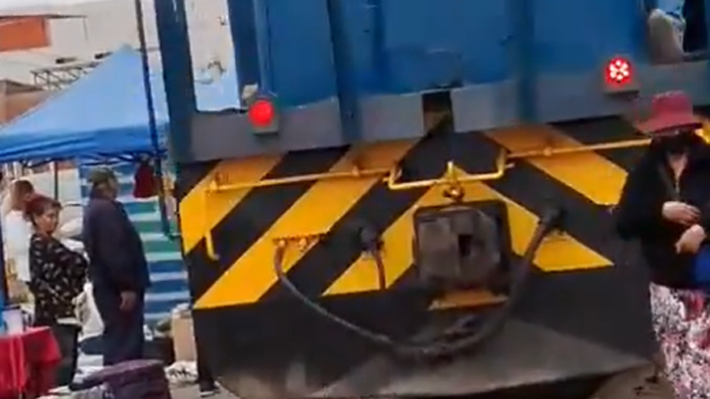Video: Mujer es atropellada por un tren que atraviesa una feria libre en Arica