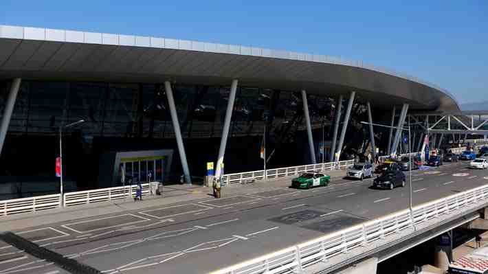 Por estafas reiteradas: Decretan prisión preventiva para 3 taxistas piratas por engañar a turistas en aeropuerto de Santiago