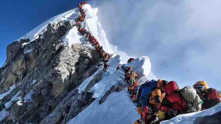El deshielo del Everest saca a la luz los cuerpos de quiénes murieron escalando: Equipo intenta recuperarlos