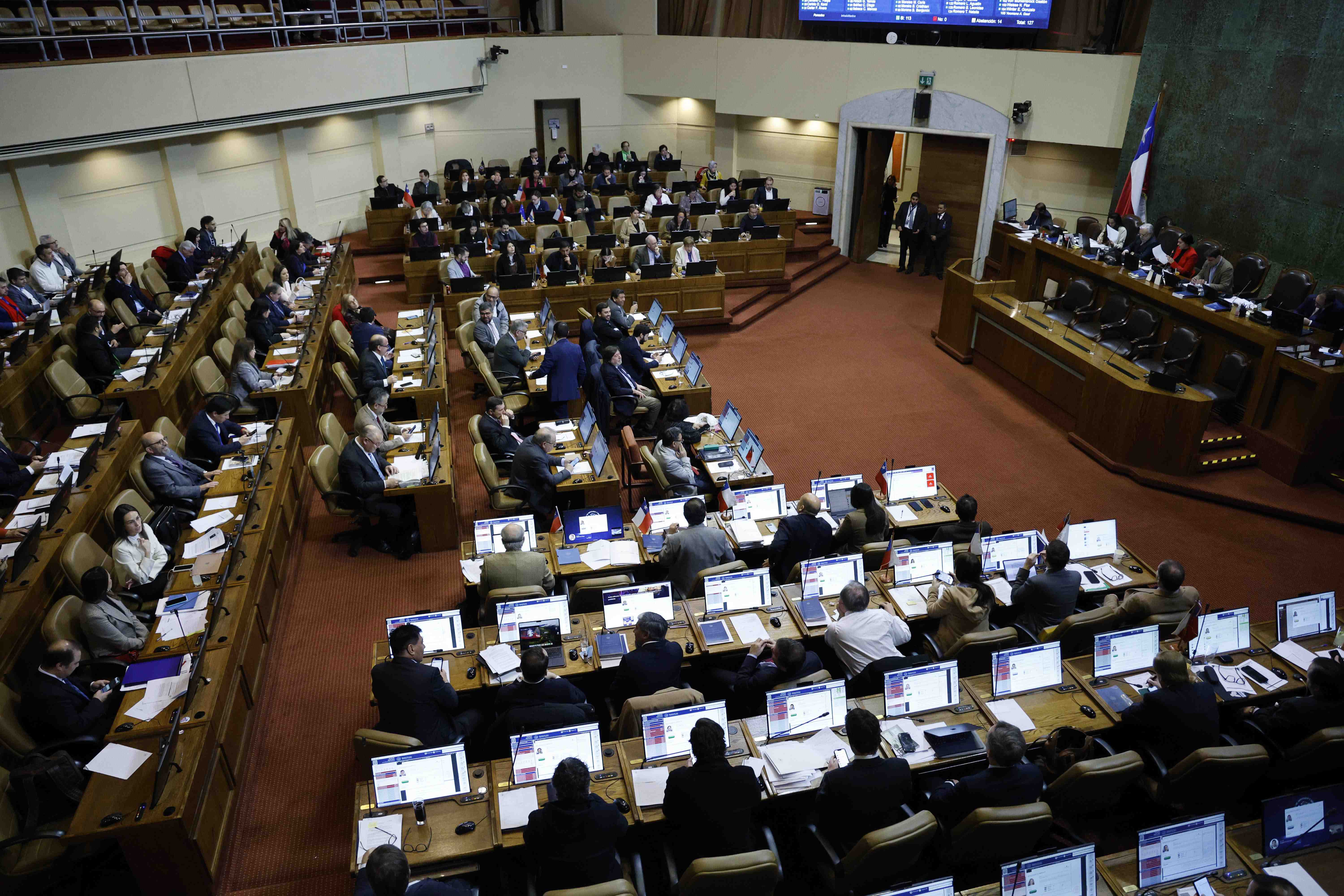 Subir impuesto al carbón: La propuesta del Frente Amplio que podría concitar respaldo político para mitigar alza de la luz