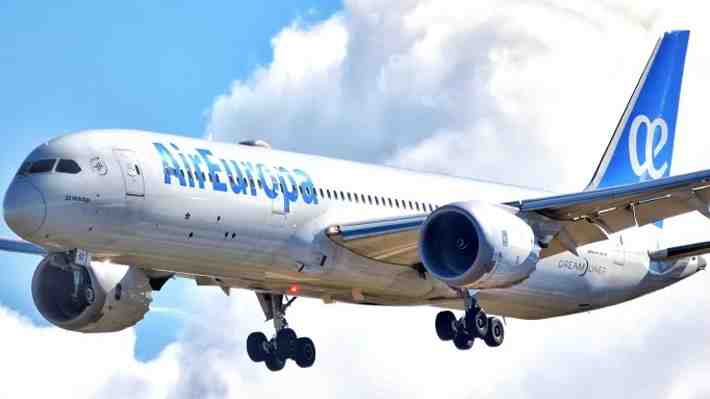 Video: Pasajero de Air Europa es rescatado tras quedar atrapado en el portaequipajes del avión luego de fuertes turbulencias