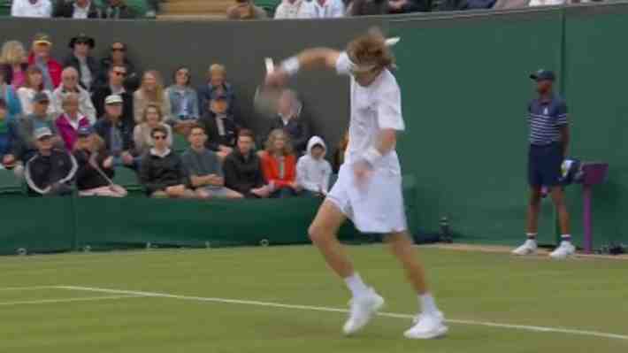 Video: El tremendo minuto de furia de Rublev en su caída frente a Francisco Comesaña en Wimbledon