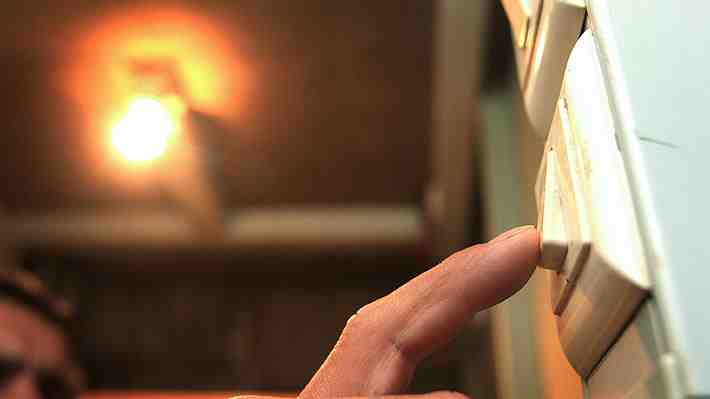 Cuentas de luz en Chile son más baratas que en Perú y Colombia, pero más caras que en Argentina, Brasil y México