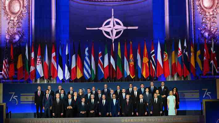 Secretario de la OTAN llama a sus aliados a evitar el triunfo de Rusia en Ucrania: "Es la mayor crisis en generaciones"