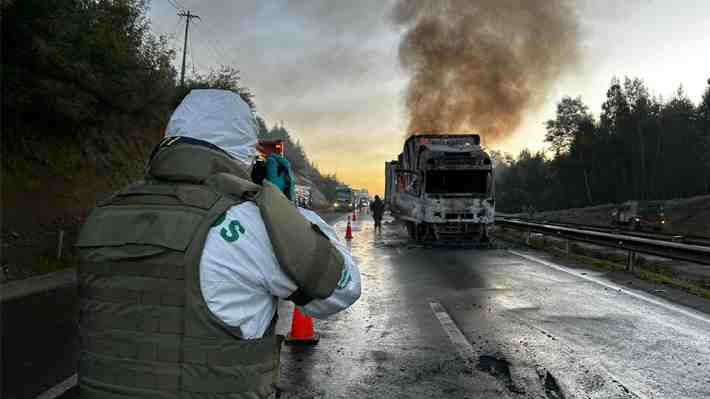 Atentado incendiario en La Araucanía: Desconocidos queman dos camiones en Ruta 5 Sur