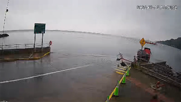 Video | Camión cae al mar por rampa de acceso a embarcadero en Puerto Montt