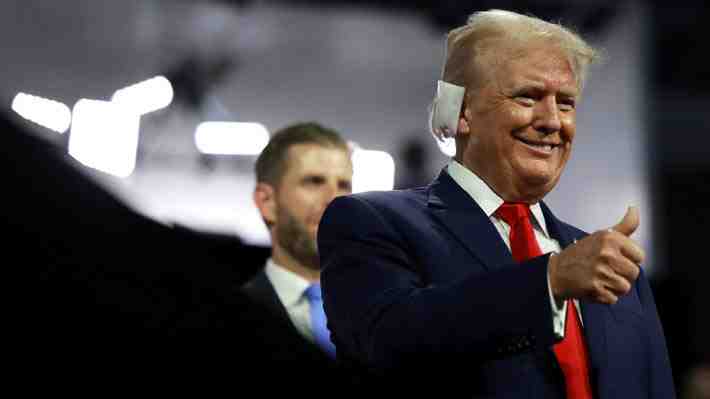 Con un parche en su oreja, Donald Trump reaparece en público en la Convención republicana tras atentado en Pensilvania