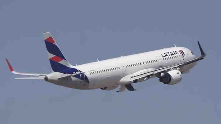 Latam plantea inquietud a regulador por cambios de criterio en asignación de frecuencias en ruta Santiago-Lima