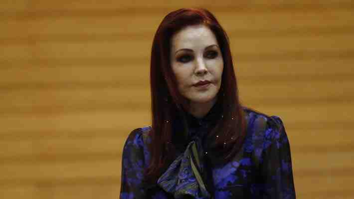 Priscilla Presley demanda a ex socios comerciales por "abuso financiero": "La manipularon en un esfuerzo por enriquecerse"