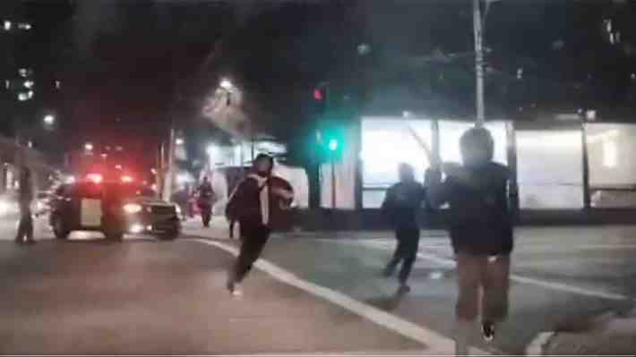 Video: Encapuchados atacan con palos y piedras vehículo de funcionarios municipales en Independencia