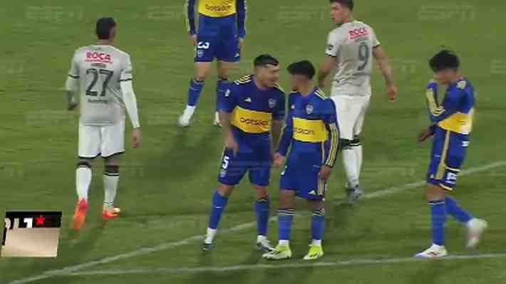 Video: El tenso cruce de Gary Medel con un compañero en su debut en Boca Juniors