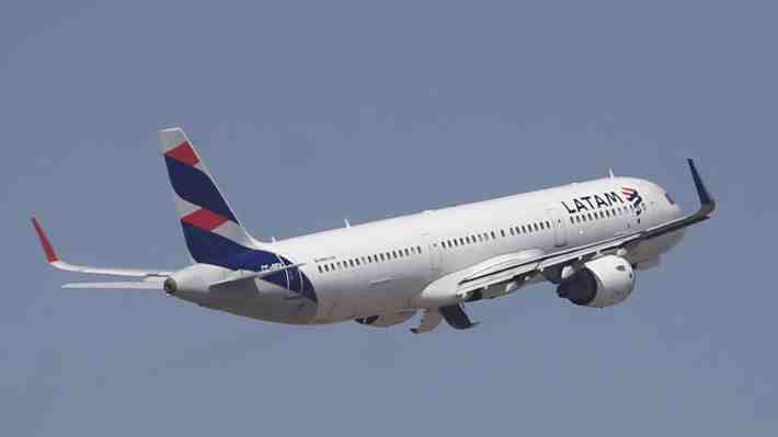 Avión de Latam con destino a Santiago regresa a Paraguay por problemas en una de sus turbinas