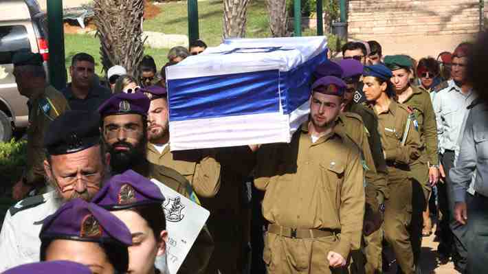 Israel recupera los cuerpos de cinco rehenes de Hamás en Gaza: Familias presionan para acordar una tregua