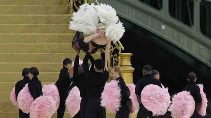 Video | Lady Gaga hace un homenaje al cabaret francés en la ceremonia inaugural de los JJ.OO.