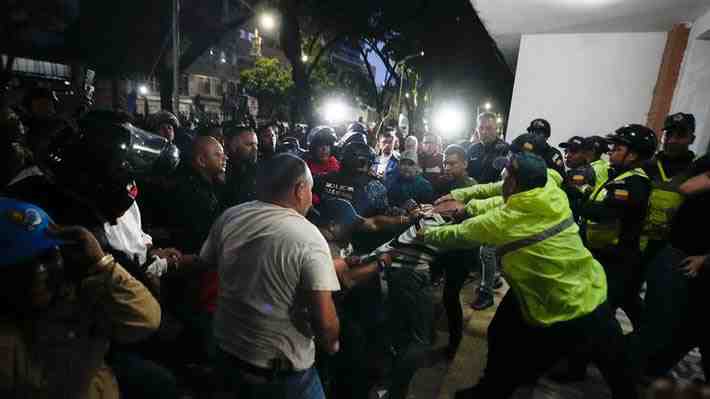 Aumenta tensión en Venezuela a la espera de resultados: Chavistas y opositores se enfrentan en centros electorales