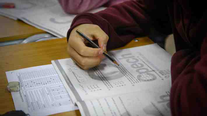 Encuesta CEP: 61% está a favor de la selección en los establecimientos educativos públicos