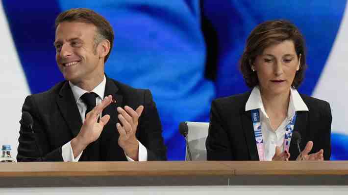 Fotos | ¿Protocolo o algo más?: El saludo entre Macron y la ministra del Deporte francesa que causa revuelo en el mundo