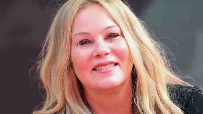 Christina Applegate confiesa que su única cirugía plástica fue por un comentario desafortunado de sus ojos: "Fue un error"