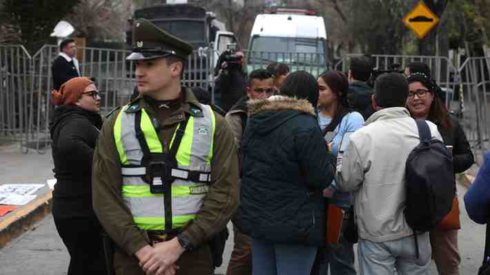 Sin "perdonazos" y con "medidas extraordinarias": Desafíos para Chile de miles de venezolanos sin embajada