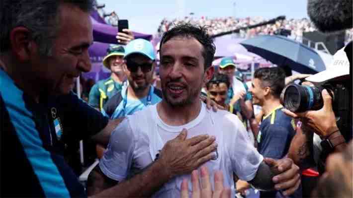 "Sudamérica unida": Las icónicas fotos que se viralizaron tras medalla de oro de Argentina en París 2024 y que incluye al Team Chile