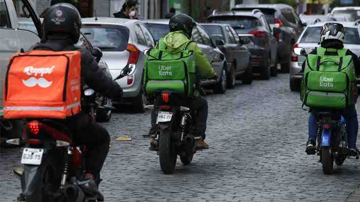 Sernac oficia a aplicaciones de delivery por "predeterminar" propinas y expresa dudas sobre su cálculo
