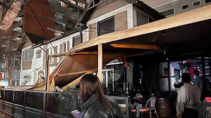 Fotos: Terraza de restaurante "Los Canallas" de Providencia sufre voladura por fuertes vientos y deja algunos heridos