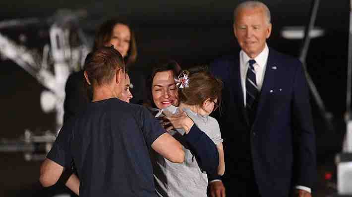 Biden y Harris reciben a estadounidenses liberados tras histórico intercambio de prisioneros con Rusia