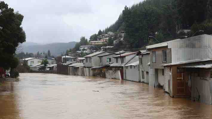 Otra vez Curanilahue: Desborde de río en Región del Biobío deja más de 700 viviendas inundadas y siete albergados