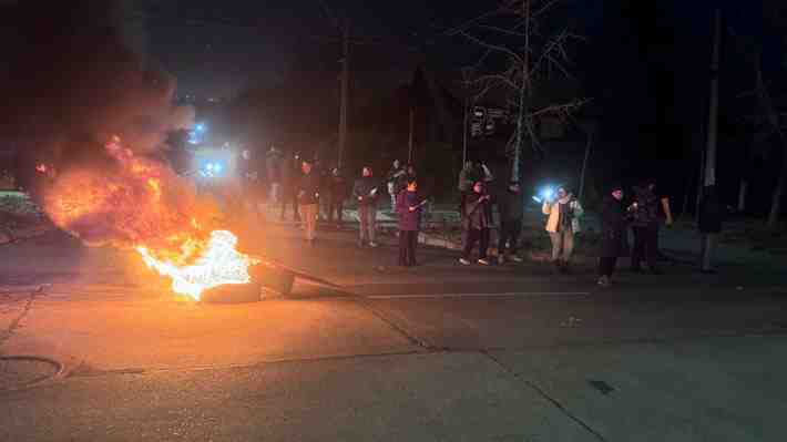 En Las Condes, Lampa, Conchalí y Quinta Normal: Reportan barricadas en distintos puntos de la RM por prolongado corte de luz