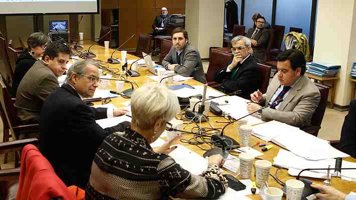 Anticipan que habría acuerdo para reponer inhabilidad para familiares de congresistas en reforma notarial