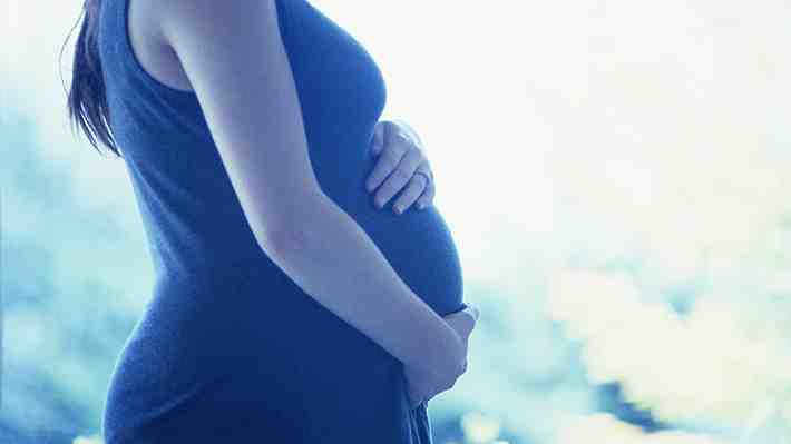 Maternidad después de los 40 años: Una tendencia que tiene riesgos, pero que "está aumentando y llegó para quedarse"