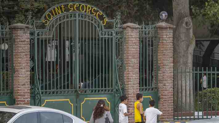 Comunidad del Saint George's se divide ante decisión del colegio de apelar fallo que ordena expulsar a alumnos