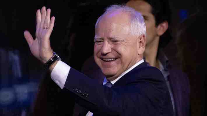 Tim Walz es ratificado como candidato a vicepresidente tras ser aclamado por delegados en la Convención Demócrata