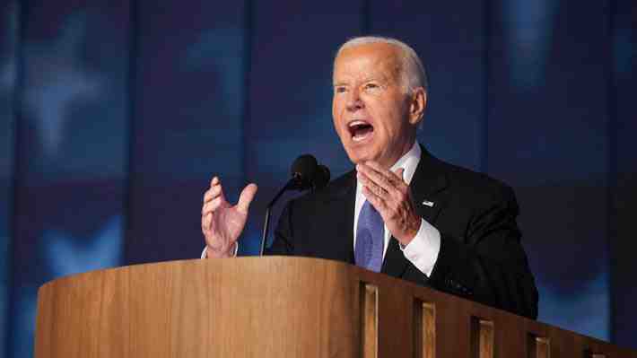 Biden reaparece en la Convención Demócrata entregando liderazgo a Harris y alineándose con protestas pro palestina