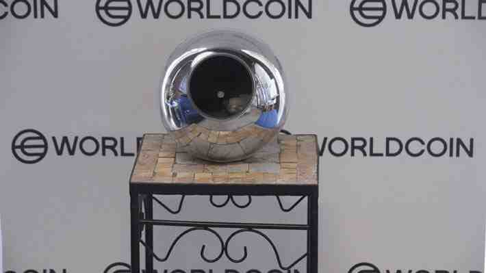 Sernac denuncia ante la justicia a Worldcoin, firma que pagó con criptomonedas a miles de personas por escanear su iris