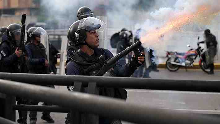 Liberan en Venezuela a 86 adolescentes detenidos durante protestas contra la reelección de Maduro