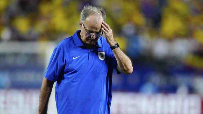 La acusación contra Marcelo Bielsa por "destrato" a un futbolista y que causa controversia en Uruguay... Lo habría puesto de pelotero