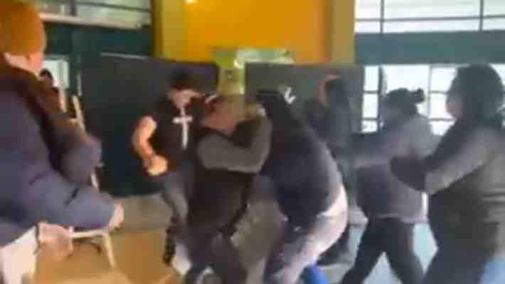 Video | Violenta pelea de apoderados de liceo de Quilpué: Habían sido citados por riña de sus hijos