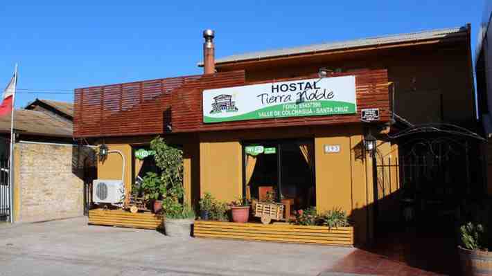 "Si el TV es chico, traiga lentes": El curioso caso de un hostal en Santa Cruz que insulta a sus clientes