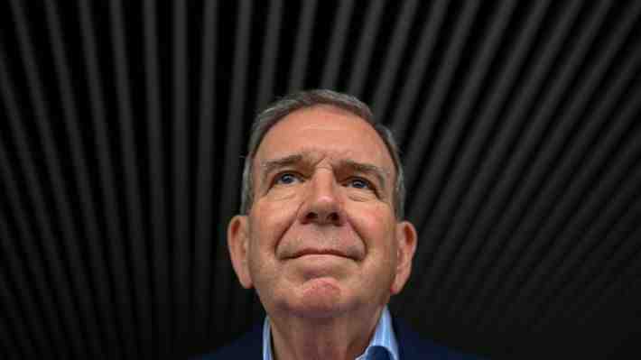 Cancillería lamenta exilio de González y rechaza "la persecución, hostigamiento y violencia política de la que fue objeto"