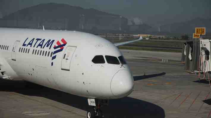 Molestia, atrasos y pérdidas de conexión: Latam detalla actuar de pasajero ebrio en vuelo Santiago-Miami