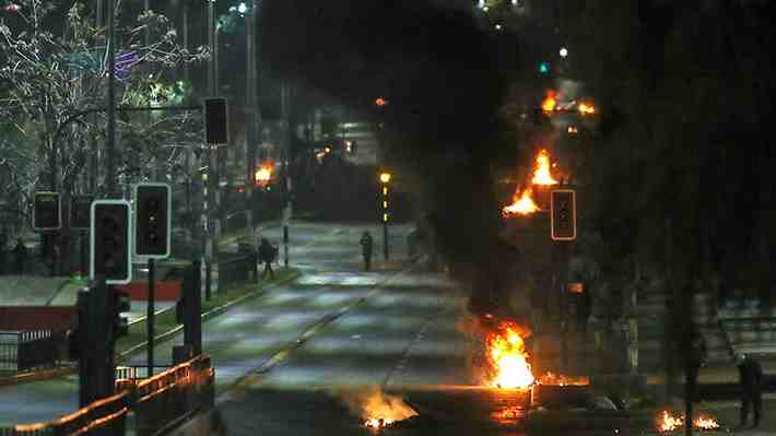 Barricadas, saqueos y disparos contra Carabineros marcan protestas por conmemoración del 11 de septiembre