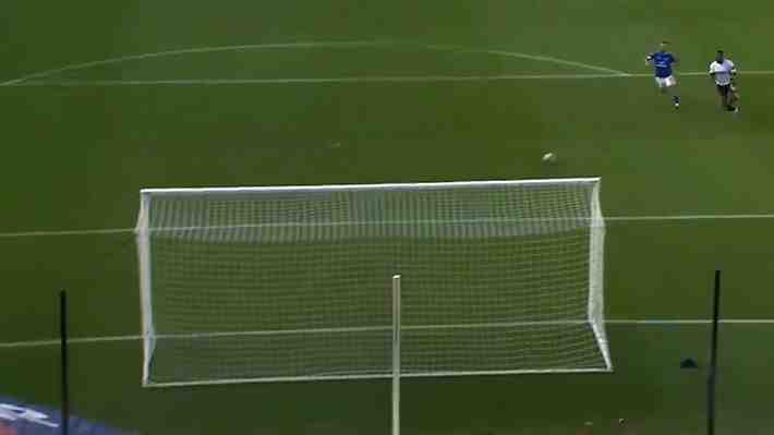 "Un error extraordinario": Mira el insólito gol fallado en el ascenso inglés que dará la vuelta al mundo
