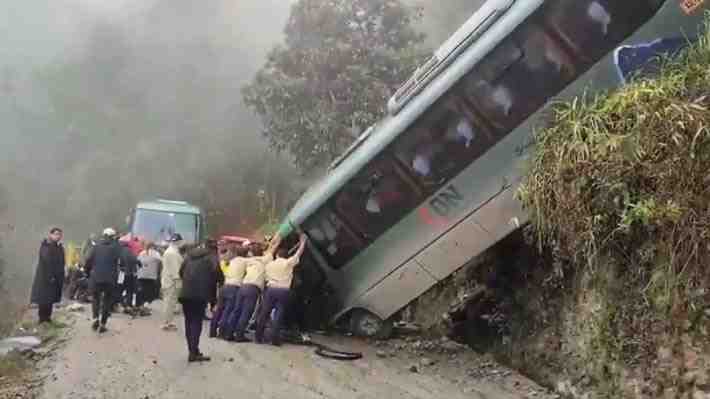 Chilenos entre los más afectados: Accidente de bus en Machu Picchu deja 30 turistas heridos tras caer 15 metros